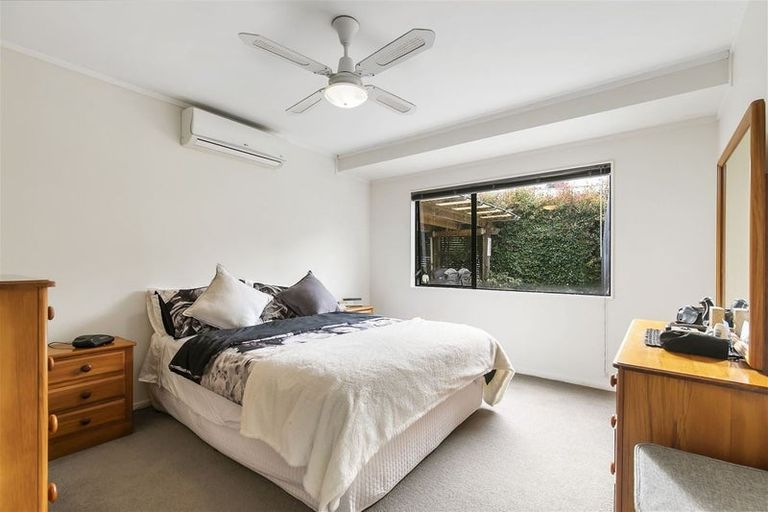 Photo of property in 2/6 Fernlea Rise, Bayview, Auckland, 0629