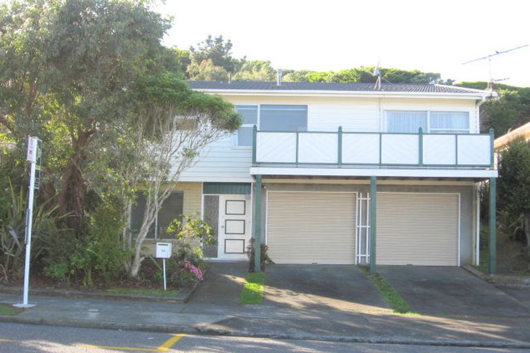 Photo of property in 34 Gloaming Hill, Titahi Bay, Porirua, 5022