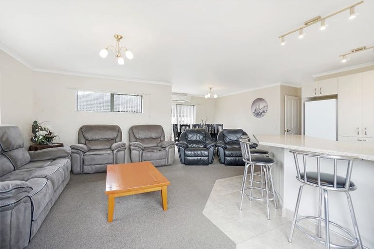 Photo of property in 16 Castlehill Court, Wattle Downs, Auckland, 2103