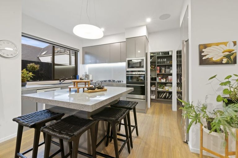 Photo of property in 136 East Coast Road, Forrest Hill, Auckland, 0620