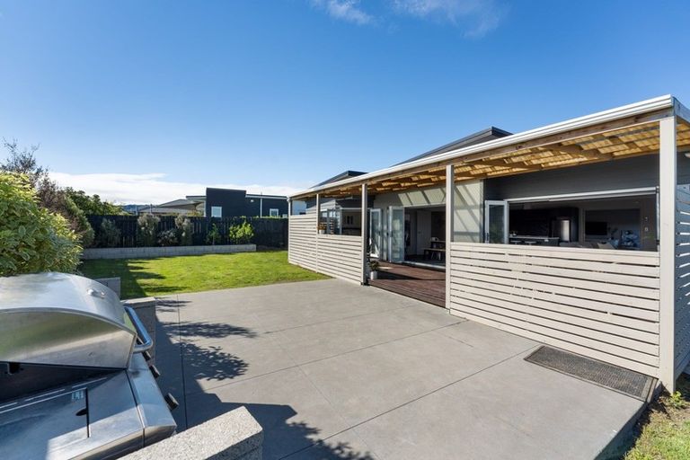 Photo of property in 12 Monaco Grove, Fitzherbert, Palmerston North, 4410