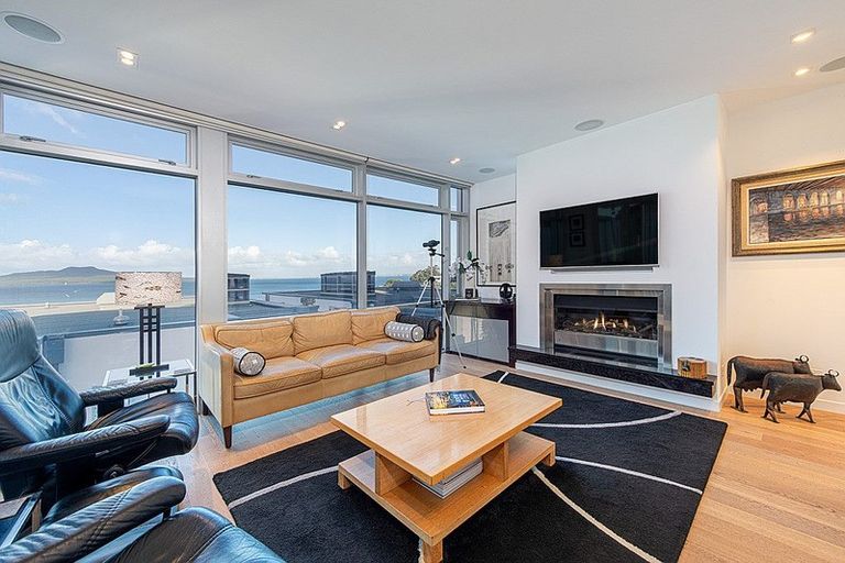 Photo of property in 3/245 Hurstmere Road, Takapuna, Auckland, 0622