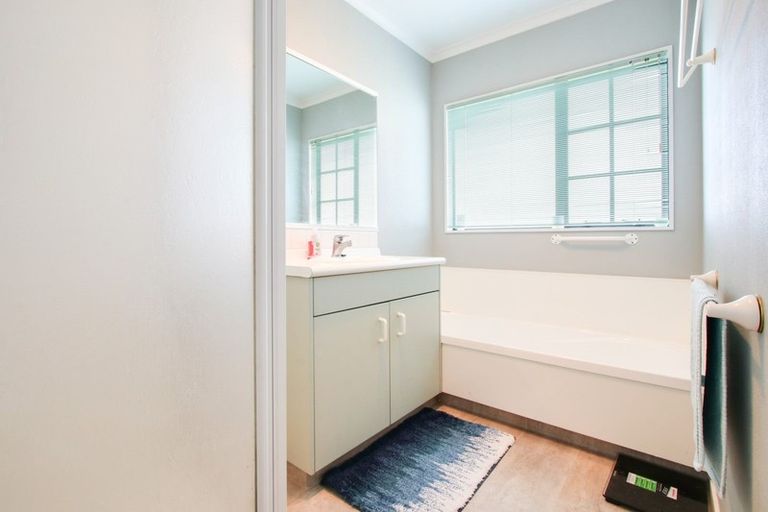 Photo of property in 1/2 Spriggs Crescent, Greenmeadows, Napier, 4112