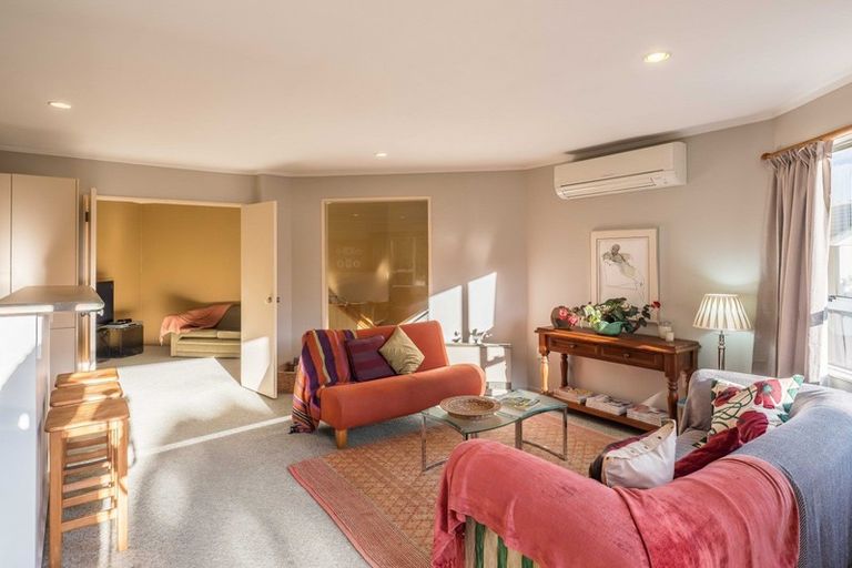 Photo of property in 5 Erskine Close, Island Bay, Wellington, 6023