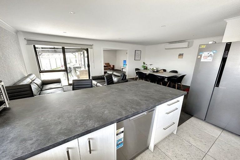 Photo of property in 26 Sardinia Grove, Fitzherbert, Palmerston North, 4410