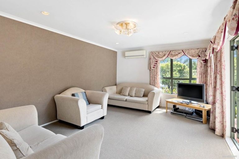 Photo of property in 15 Ryehill Close, New Lynn, Auckland, 0600