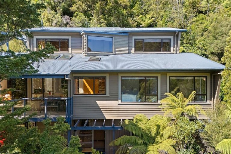 Photo of property in 136 Cheviot Road, Lowry Bay, Lower Hutt, 5013