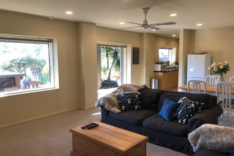 Photo of property in 12 Chelverton Terrace, Red Beach, 0932