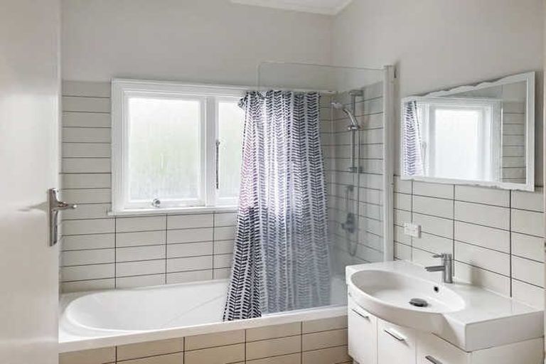 Photo of property in 142 Memorial Avenue, Burnside, Christchurch, 8053