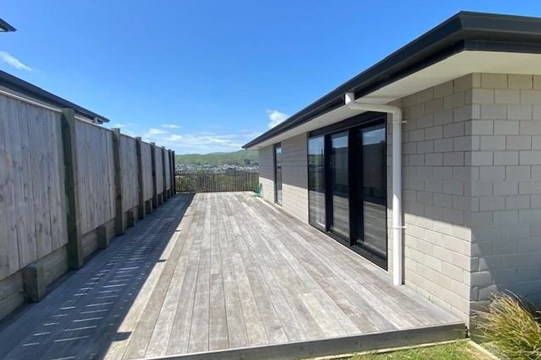 Photo of property in 5 Rotorua Grove, Aotea, Porirua, 5024