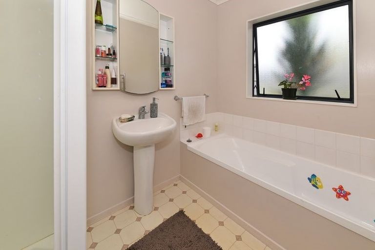 Photo of property in 33 Pitt Avenue, Clendon Park, Auckland, 2103