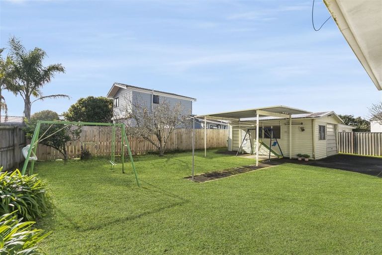 Photo of property in 25 Glennandrew Drive, Half Moon Bay, Auckland, 2012
