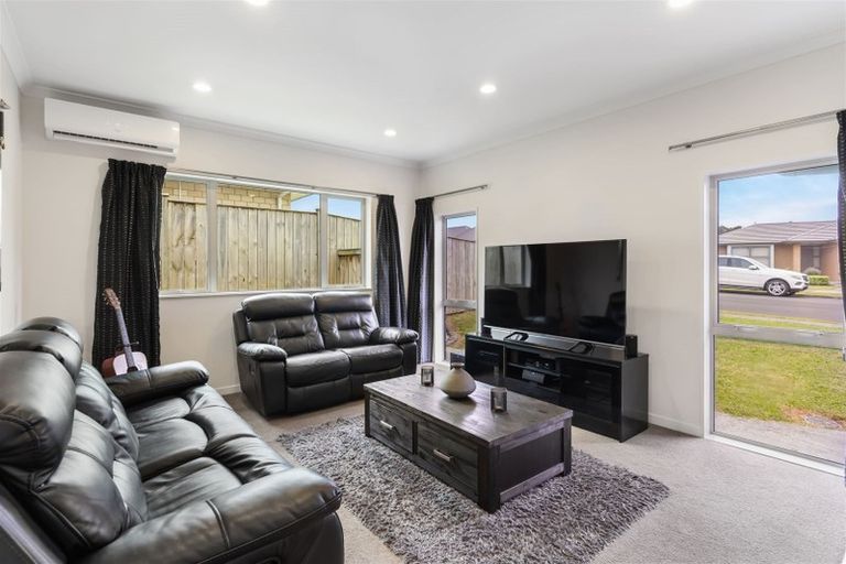 Photo of property in 11 Kilmacrennan Drive, Rosehill, Papakura, 2113