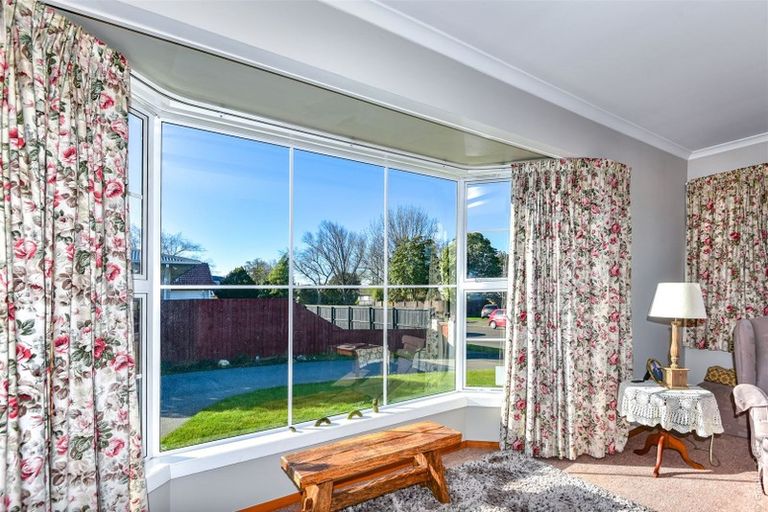 Photo of property in 6 Monteath Place, Redwood, Christchurch, 8051