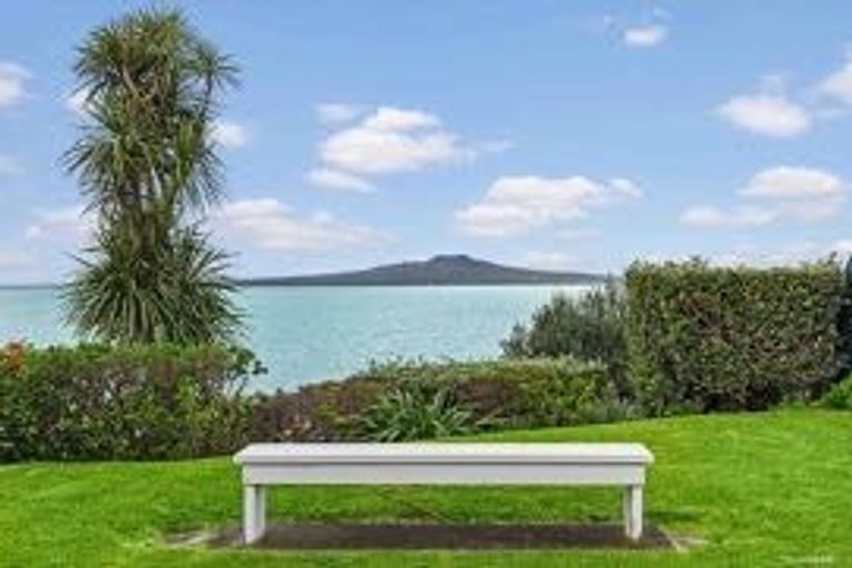 Photo of property in 2/241 Hurstmere Road, Takapuna, Auckland, 0622