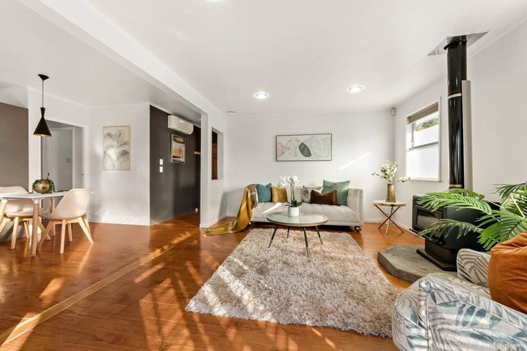 Photo of property in 5 Pendlebury Street, Green Bay, Auckland, 0604