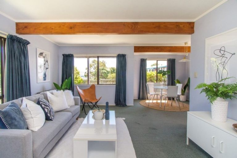 Photo of property in 33 James Cook Drive, Whitby, Porirua, 5024