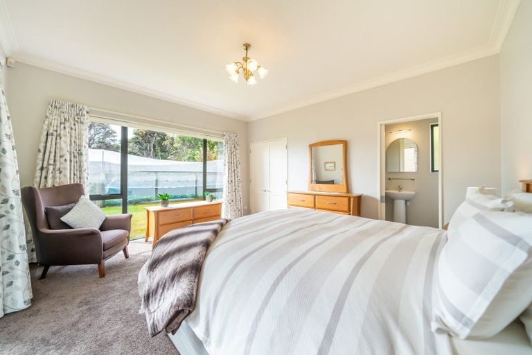 Photo of property in 32 Paekakariki Hill Road, Pauatahanui, Porirua, 5381