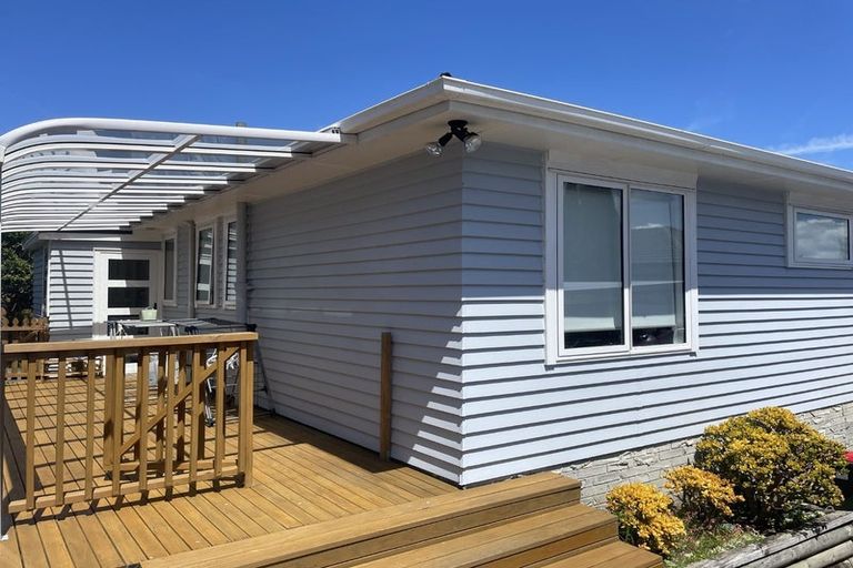 Photo of property in 1/5 Bond Crescent, Forrest Hill, Auckland, 0620