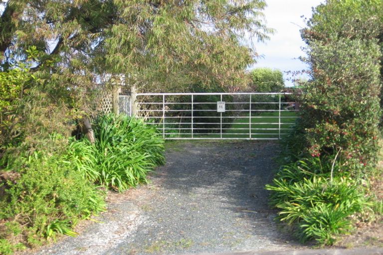 Photo of property in 16 Totara Road, Leigh, 0985