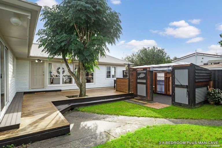 Photo of property in 1/934 East Coast Road, Northcross, Auckland, 0630