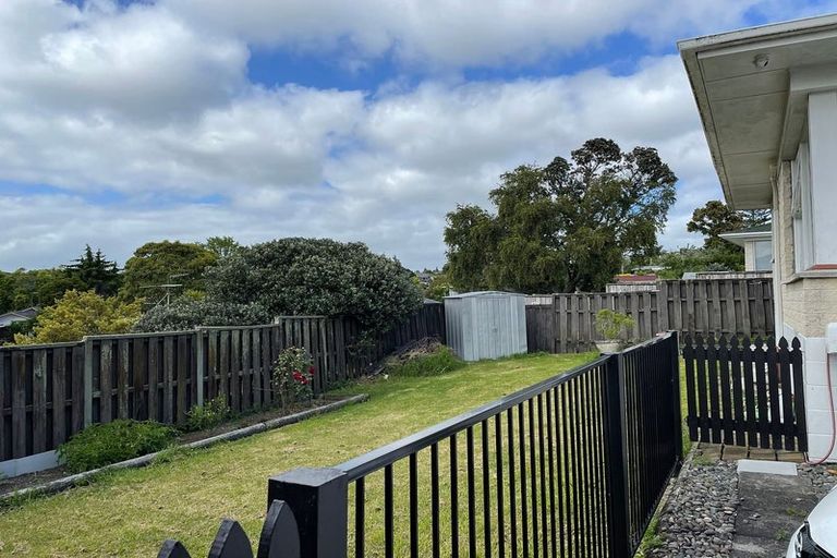 Photo of property in 2/17 Jenelin Road, Glendene, Auckland, 0602