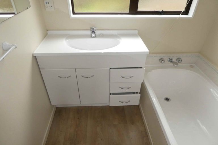 Photo of property in 20 Van Dyke Place, West Harbour, Auckland, 0618