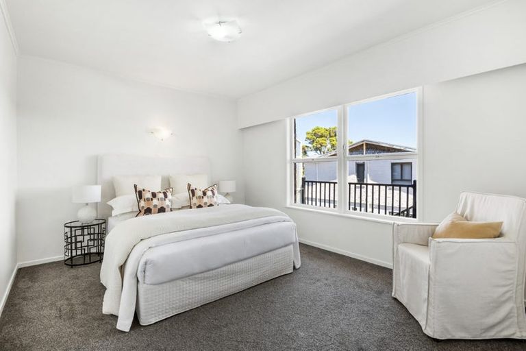 Photo of property in 2/12 Westwell Road, Belmont, Auckland, 0622