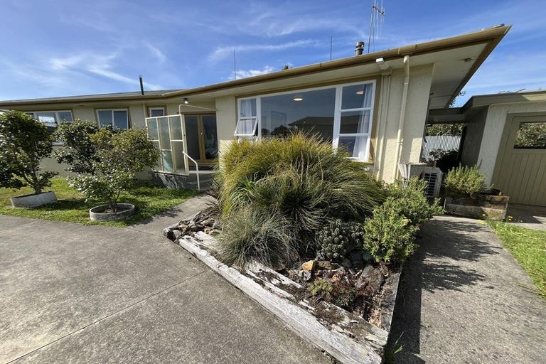 Photo of property in 8 Lowestoft Place, West End, Palmerston North, 4412