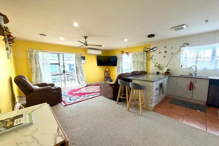 Photo of property in 2/47 Archibald Road, Kelston, Auckland, 0602