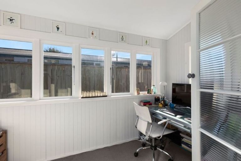 Photo of property in 39 Pukatea Street, Eastbourne, Lower Hutt, 5013