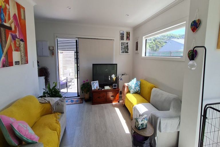 Photo of property in 10/9 Surrey Street, Tawa, Wellington, 5028