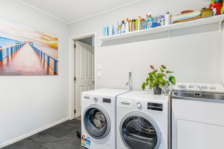 Photo of property in 6 Hanly Close, West Harbour, Auckland, 0618