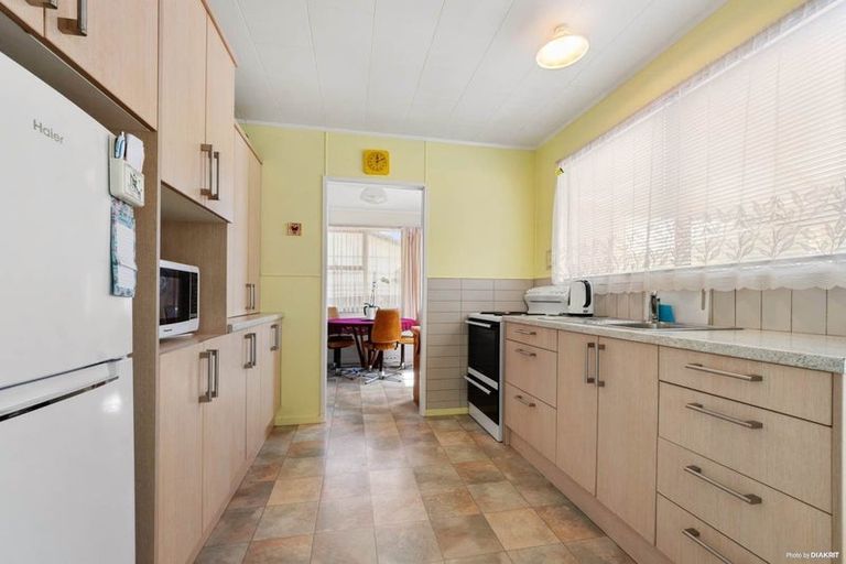 Photo of property in 50 Chilcott Road, Henderson, Auckland, 0612