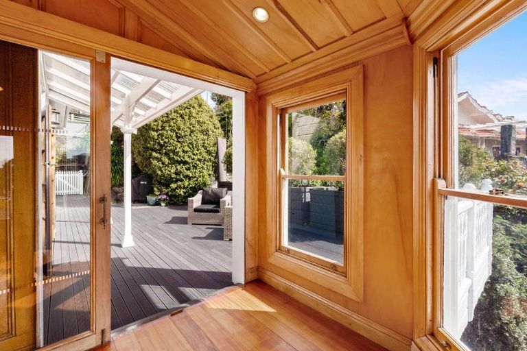 Photo of property in 18 Sealy Road, Bluff Hill, Napier, 4110