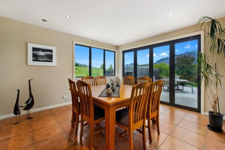 Photo of property in 8 Milward Place, Kelvin Heights, Queenstown, 9300