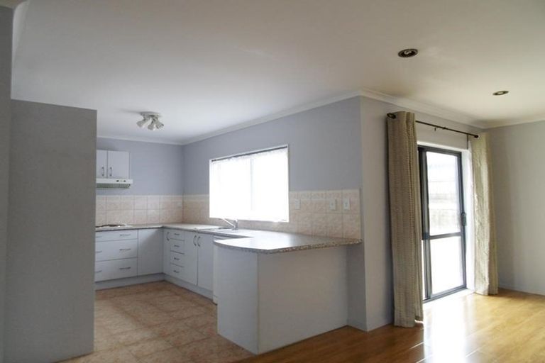 Photo of property in 72 Glenveagh Park Drive, Weymouth, Auckland, 2103