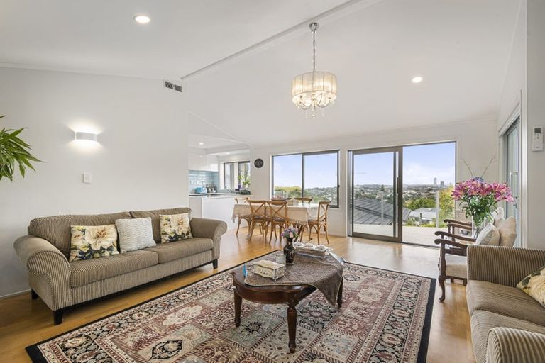 Photo of property in 2/23 Parr Terrace, Castor Bay, Auckland, 0620