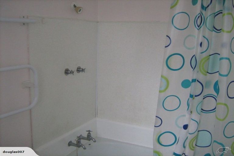 Photo of property in 8a Longcroft Terrace, Newlands, Wellington, 6037