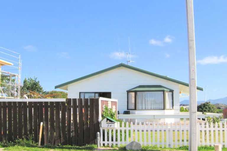 Photo of property in 74 Karewa Parade, Papamoa Beach, Papamoa, 3118