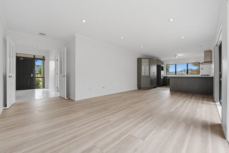 Photo of property in 2 Spring Valley Place, Oteha, Auckland, 0632