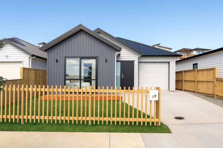 Photo of property in 52 Whakairo Crescent, Gulf Harbour, Whangaparaoa, 0930
