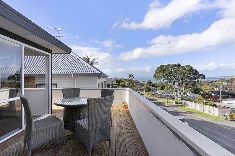 Photo of property in 2/9 Colmar Road, Mellons Bay, Auckland, 2014