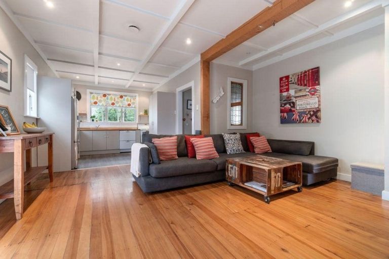 Photo of property in 2/10 Totara Road, Te Atatu Peninsula, Auckland, 0610