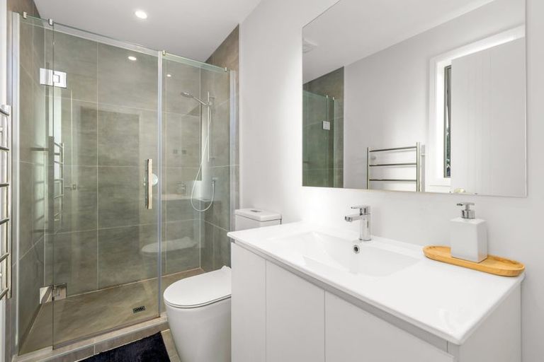 Photo of property in 4b Halberg Street, Glenfield, Auckland, 0629