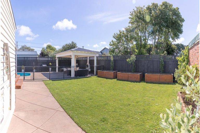 Photo of property in 16 Selwyn Crescent, College Estate, Whanganui, 4500
