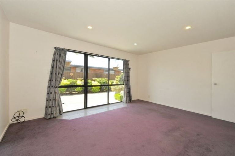 Photo of property in 2/14 Innisfree Place, Northwood, Christchurch, 8051