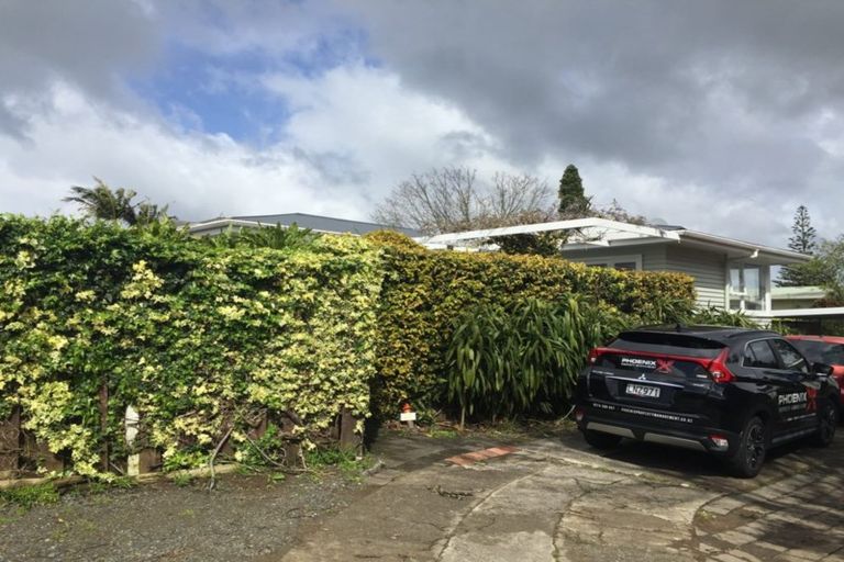 Photo of property in 12 Bridgens Avenue, Te Atatu Peninsula, Auckland, 0610
