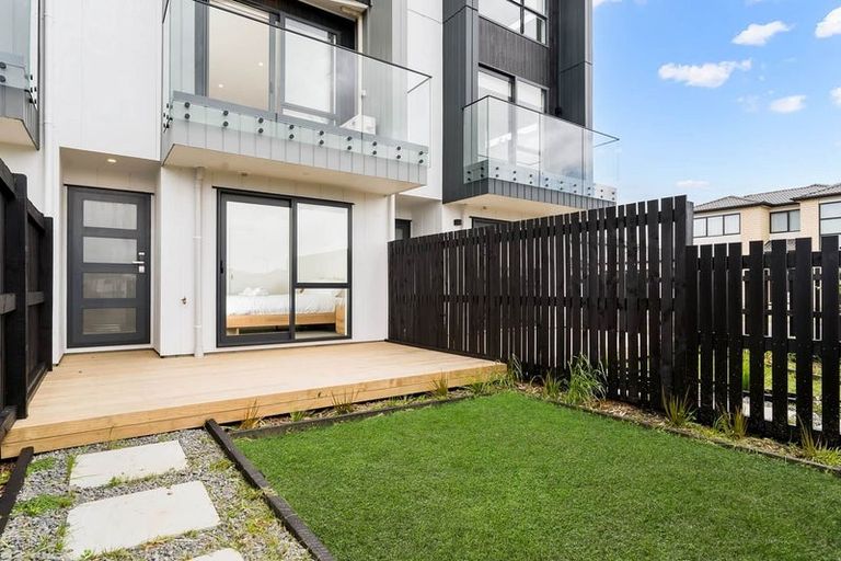 Photo of property in 4 Papa Takaro Lane, Flat Bush, Auckland, 2019