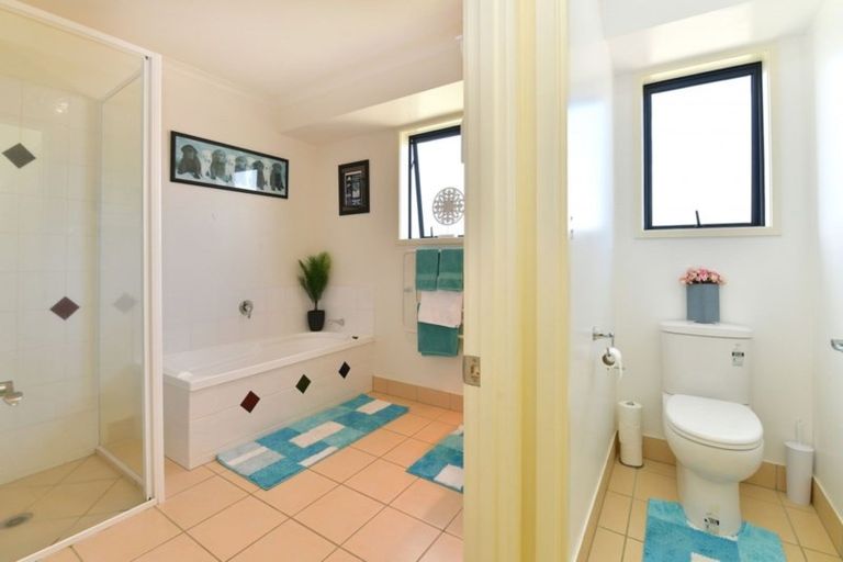 Photo of property in 11 Roberta Crescent, Orewa, 0931